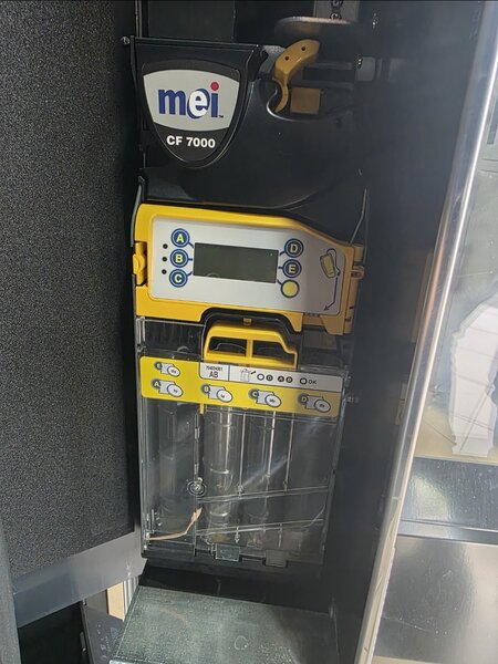 Automat Vending de bauturi reci si snack FAS 1050